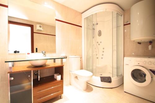 La salle de bains est pourvue d'un lavabo, de toilettes et d'une douche. dans l'établissement Prat del Tirader, Atico en Encamp, Zona Grandvalira, à Encamp