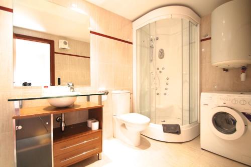 e bagno con lavandino, servizi igienici e doccia. di Prat del Tirader, Atico en Encamp, Zona Grandvalira a Encamp