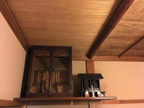 um tecto de madeira com um espelho numa prateleira em Fuji House em Takayama