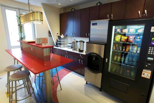 A kitchen or kitchenette at Nesva Hotel - New York City Vista