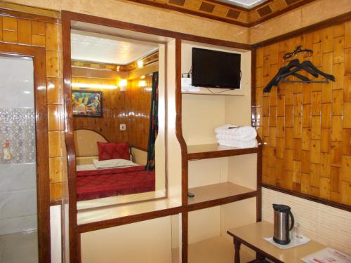 a small room with a mirror and a room with a bed at Comfortable Rooms Fitted With Modern Amenities in Nainital