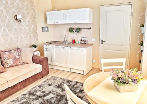 un soggiorno con divano e tavolo di Adagio Residence a Constanţa