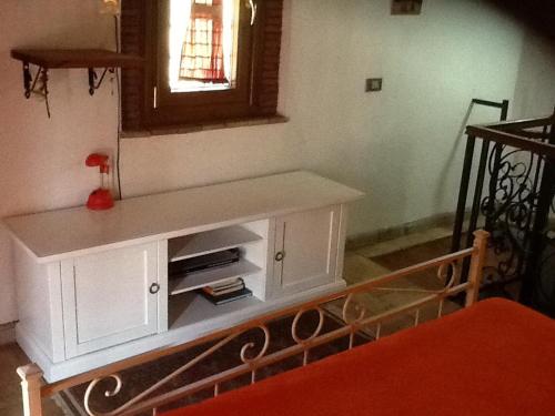 a white cabinet in a room with a mirror at Rifugio di campagna in Vitorchiano