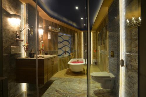 Heritage Khirasara Palace في راجكوت: حمام مع مرحاض ومغسلة