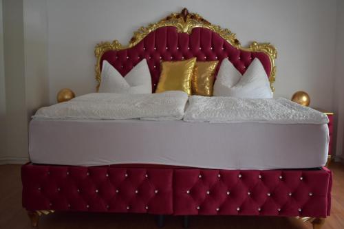 เตียงในห้องที่ Hotel Ammerland Appartements