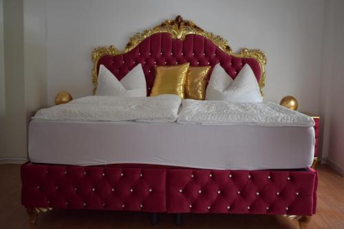 เตียงในห้องที่ Hotel Ammerland Appartements