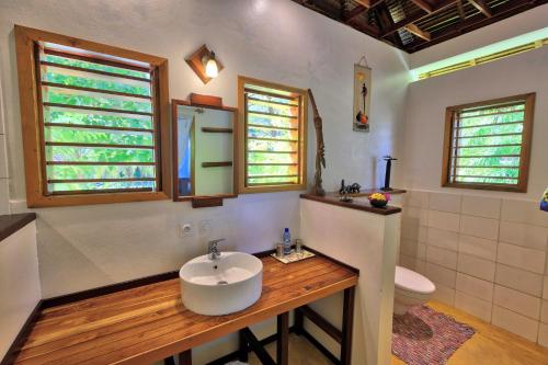 Kamar mandi di Coco Komba Lodge