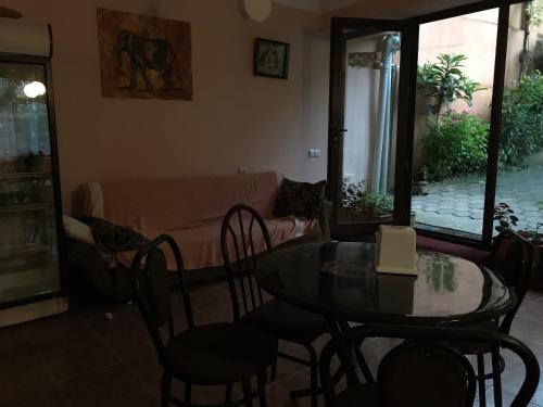sala de estar con mesa y sofá en Temo's Guesthouse en Sarpi