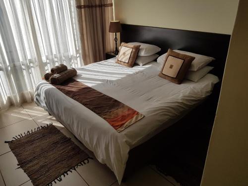 A bed or beds in a room at 360 Eastwoods Guesthouse