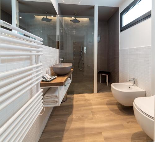 Et badeværelse på Riccione Beach Hotel-Vero'Boutique Hotel-