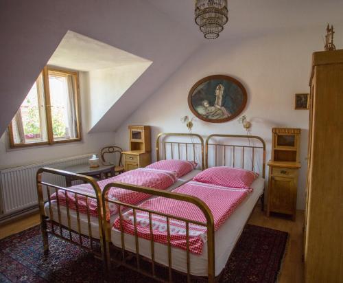 1 Schlafzimmer mit 2 Betten und rosa Bettwäsche in der Unterkunft Penzion Ctrnactka in Rataje nad Sázavou