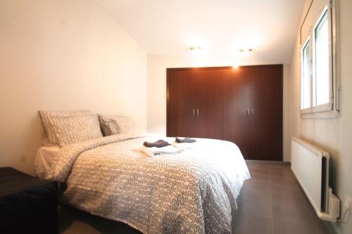 sypialnia z łóżkiem i telewizorem w obiekcie Av Carlemany, Centro comercial w mieście Escaldes-Engordany
