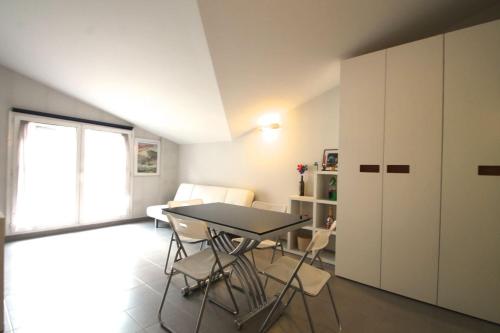 a dining room with a table and chairs in a room at Av Carlemany, Centro comercial in Escaldes-Engordany