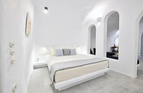イアにあるCave Suite Oiaの白いベッドルーム(ベッド1台付)