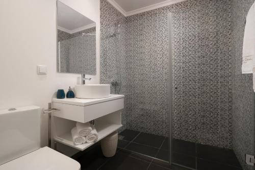 un baño con lavabo y ducha en ANGEL´S SUNSET, en Estreito da Calheta