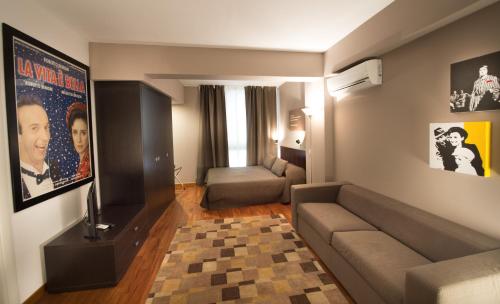 a living room with a couch and a television at Residence Acqua del Conte in Messina