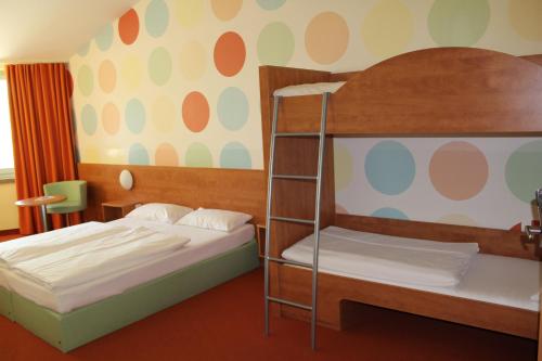 a bunk bed room with two beds and a ladder at Hotel Holledau in Geisenhausen