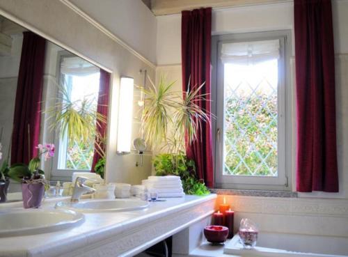 baño con 2 lavabos y espejo grande en Villa Diamante, en Meina