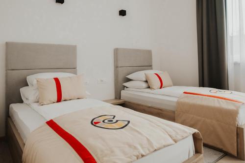 two beds in a hotel room with at Aparthotel Centar Sarajevo in Sarajevo