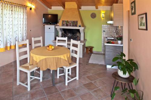 kuchnia i jadalnia ze stołem i krzesłami w obiekcie Casa Rodeli w mieście Motovun