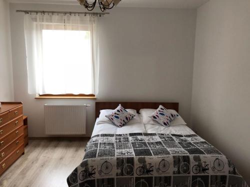Ένα ή περισσότερα κρεβάτια σε δωμάτιο στο Apartament Emilia