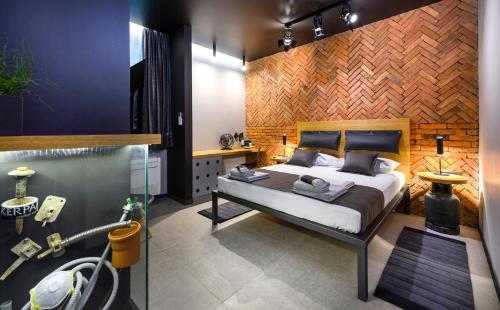 ein Schlafzimmer mit einem Bett mit einer Holzwand in der Unterkunft Split Industrial Design Rooms in Split