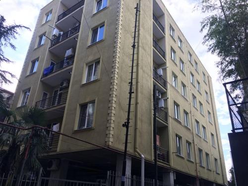 um edifício de apartamentos alto com um edifício em Batumi Loves you Apartment em Batumi