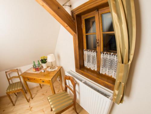 a dining room with a table and a window at Pensjonat Dom Zegarmistrza in Bogatynia