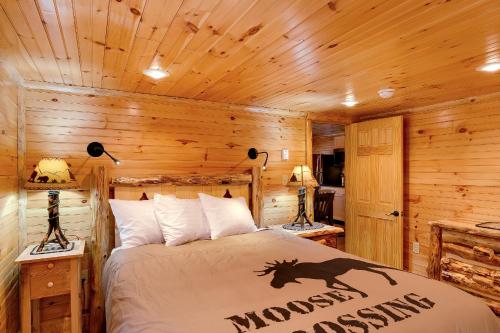 Una cama o camas en una habitación de Cobble Mountain Lodge
