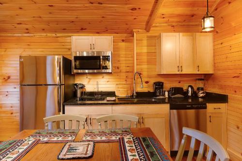Una cocina o cocineta en Cobble Mountain Lodge
