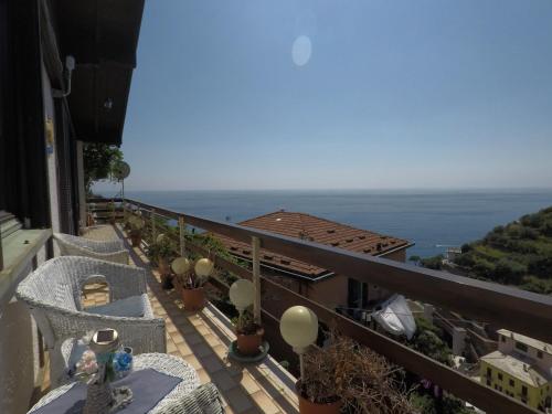 balcón con vistas al océano en Cinqueterre Holidays en Riomaggiore