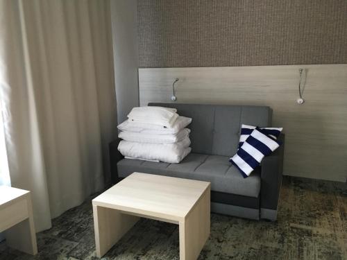 un soggiorno con un divano e un tavolo di Willa Nest a Unieście