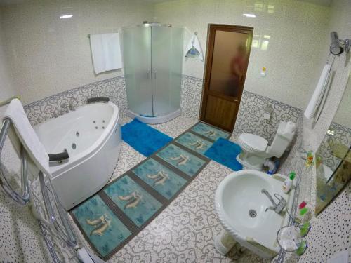 Kylpyhuone majoituspaikassa Asson Hotel Termez