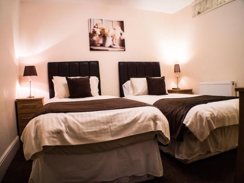 A bed or beds in a room at Glen Mona 