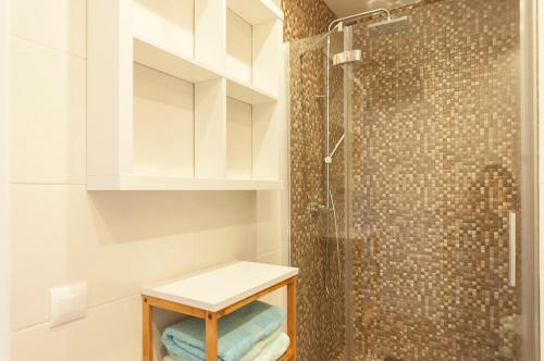 ein Bad mit einer Dusche und einer Glasduschkabine in der Unterkunft Lets Holidays apartment Sa Coma 2 in Tossa de Mar