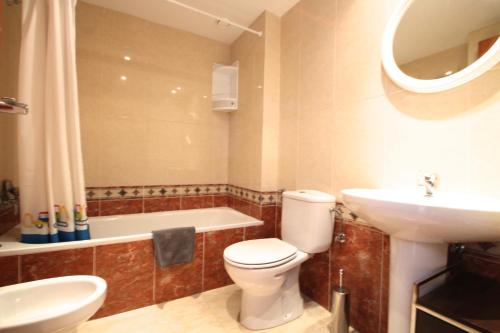 łazienka z toaletą, umywalką i wanną w obiekcie Genciana Estudio en el Tarter, zona Grandvalira w mieście El Tarter