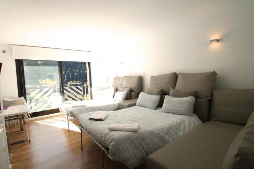 a living room with a couch at Genciana Estudio en el Tarter, zona Grandvalira in El Tarter