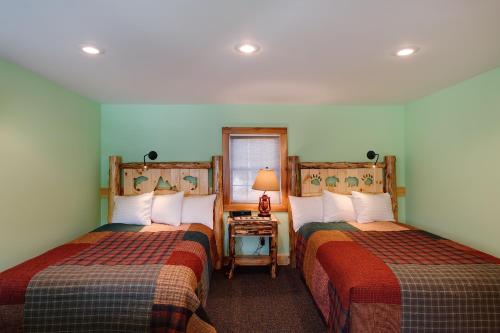 Una cama o camas en una habitación de Cobble Mountain Lodge