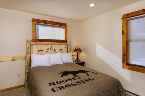 Una cama o camas en una habitación de Cobble Mountain Lodge