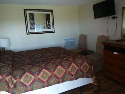 Een bed of bedden in een kamer bij Flamingo Motel Marshalltown