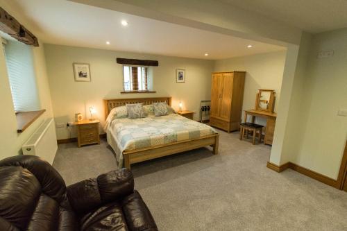 1 dormitorio grande con 1 cama y 1 sofá en Lords Seat Bed & Breakfast en Keswick