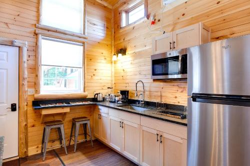 Una cocina o cocineta en Cobble Mountain Lodge