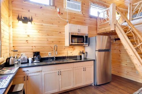 Una cocina o cocineta en Cobble Mountain Lodge