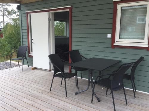 eine Terrasse mit einem Tisch und Stühlen auf einer Terrasse in der Unterkunft Larstorpsvägen 12 in Trollhättan