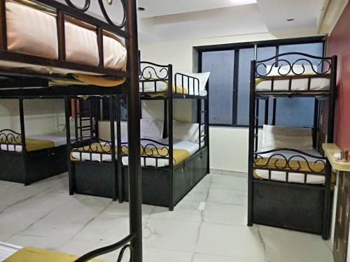 Postel nebo postele na pokoji v ubytování Bandra Dormitory Only for indian male
