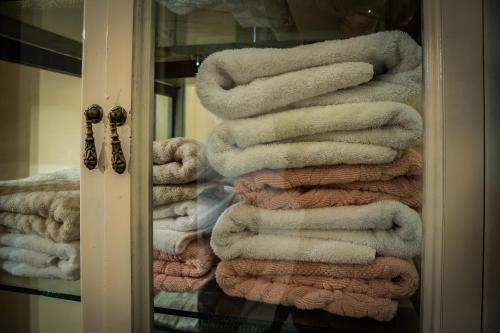 un montón de toallas están apiladas en un estante en Villa in the mountain, en Ioannina