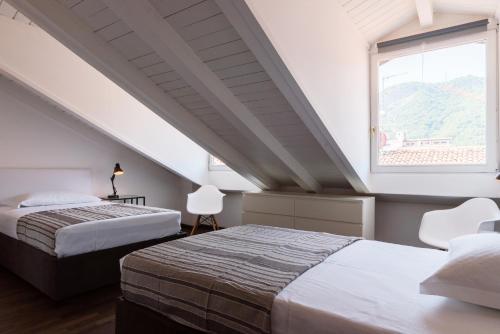 Ένα ή περισσότερα κρεβάτια σε δωμάτιο στο Palazzo Del Pero Luxury Attic - byMyHomeinComo