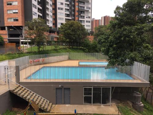Apartamento relajante , exclusivo, moderno e iluminado ,Sabaneta ,Medellín في سابانيتا: مبنى فيه مسبح في مدينة