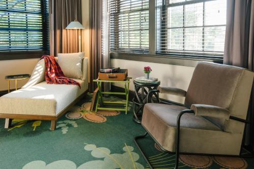 O zonă de relaxare la Hotel Clermont Atlanta, by Oliver