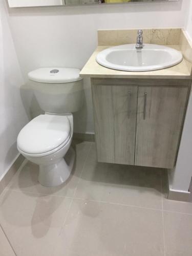 a bathroom with a toilet and a sink at Apartamento relajante , exclusivo, moderno e iluminado ,Sabaneta ,Medellín in Sabaneta